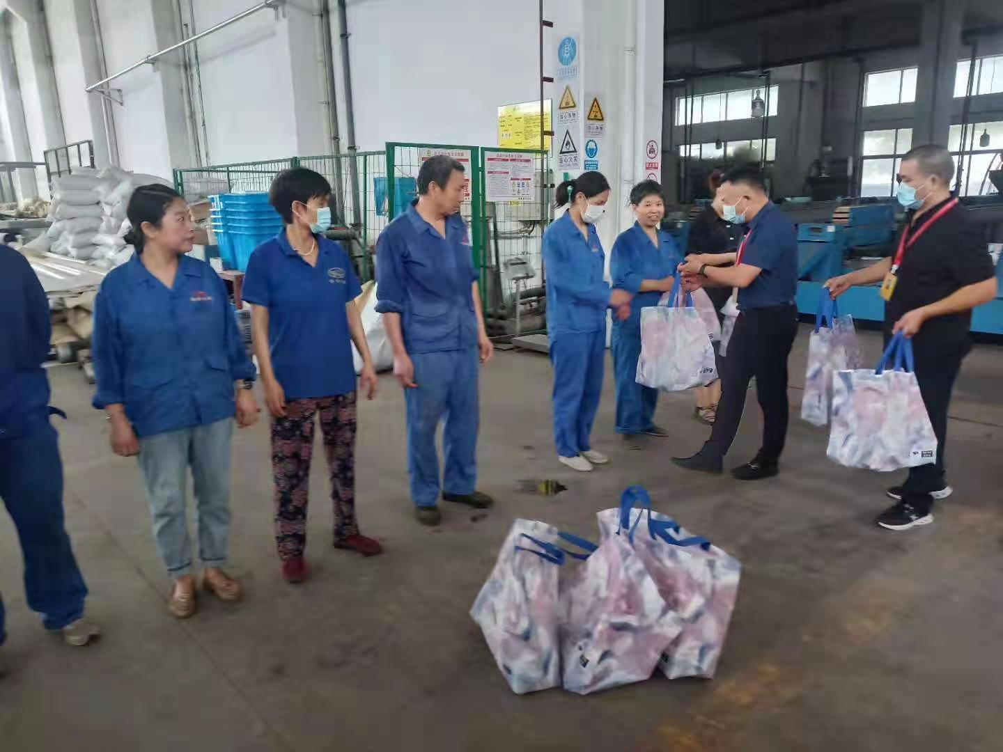 “工会送清凉,关爱暖人心” ——宜兴市总工会深入基层开展“夏日送清凉”活动 “工会送清凉,关爱暖人心” ——宜兴市总工会深入基层开展“夏日送清凉”活动